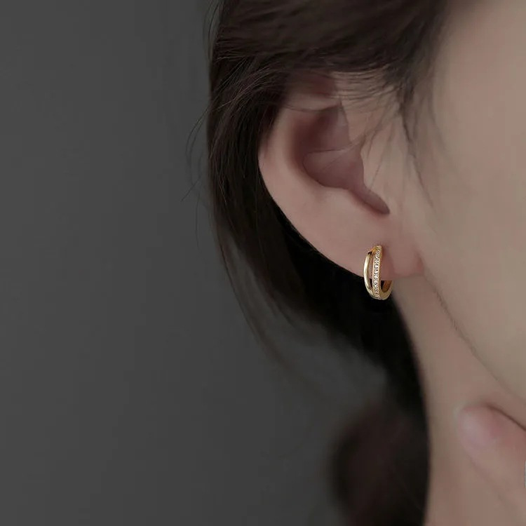 Wavy earrings for women's temperament, high-end and luxurious earrings, niche design, small and exquisite, ins simple, gentle and trendy