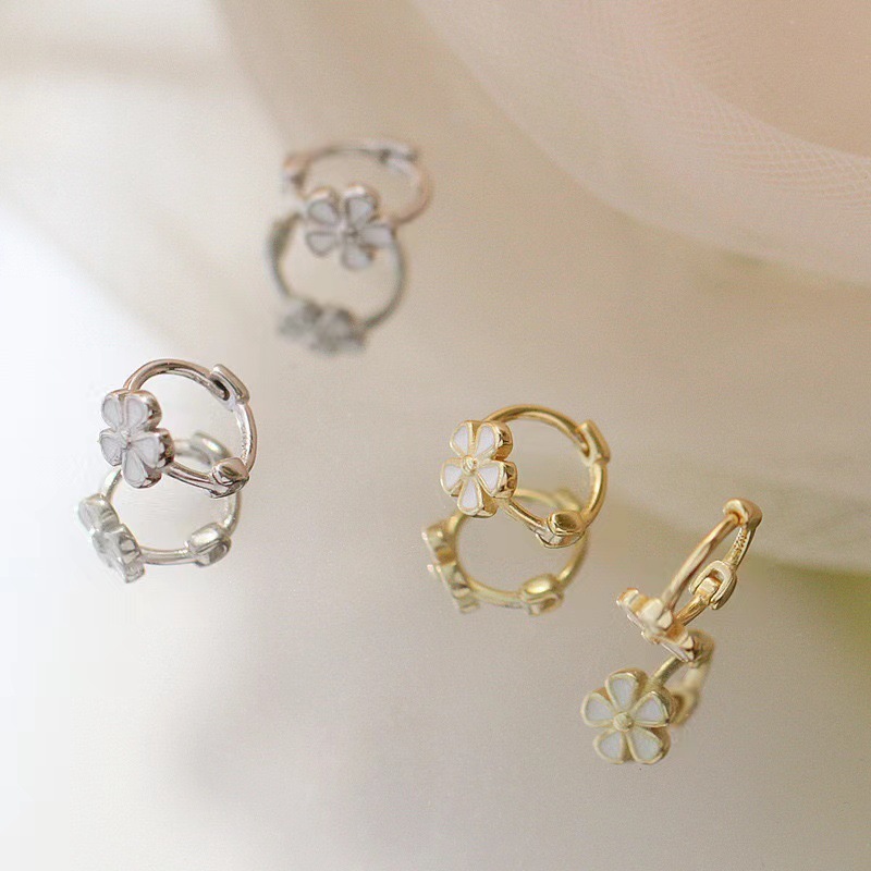 Small and sweet flower ear buckles for women's fashion temperament ins style niche design simple exquisite temperament elegant ear buckles