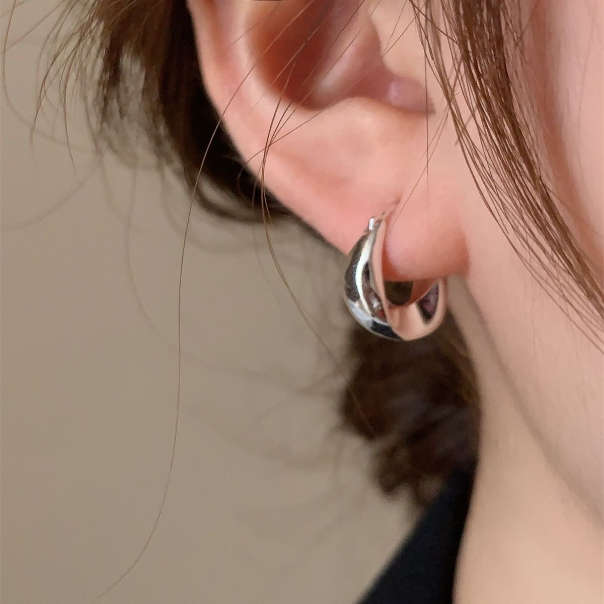 Minimalist style niche design sense metal circle earrings new popular style versatile high-end earrings for women