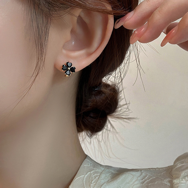 Niche temperament black zircon four-leaf flower earrings earbuds for women light luxury high-end internet celebrity earrings forest earrings