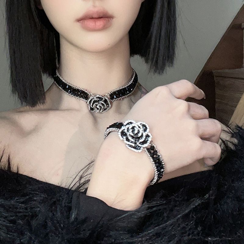 Temperament French retro camellia necklace bracelet set light luxury black beaded flower necklace