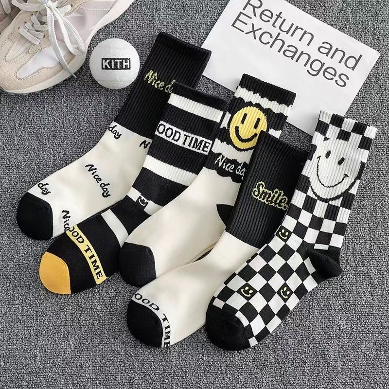 New black and white smiling men's socks mid-tube socks autumn and winter high-waisted women's socks couple sports socks