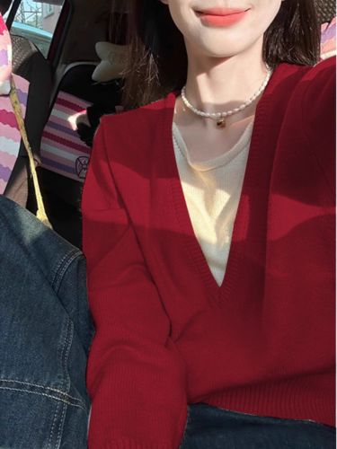 Yellow spliced fake two-piece contrasting v-neck sweater for women in early autumn loose and lazy design sweater top