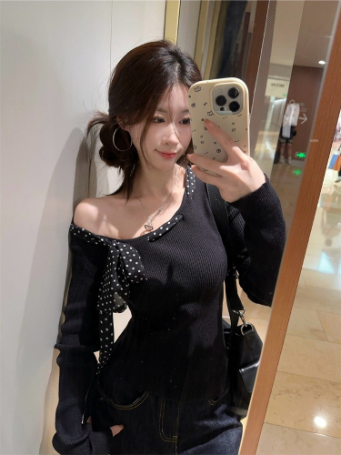 Black polka dot bow slanted shoulder knitted base shirt for women with autumn design off-shoulder sweet and spicy short top