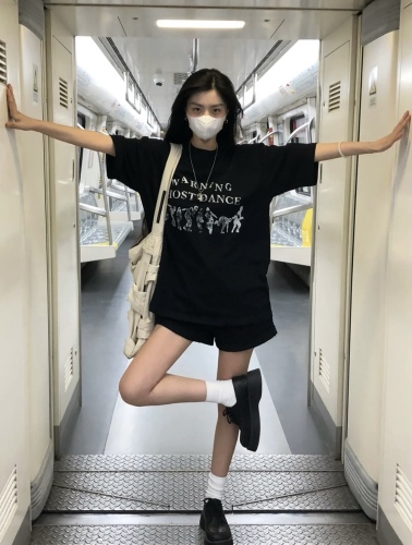 Street niche black round neck short-sleeved T-shirt for women in summer loose versatile slim top ins