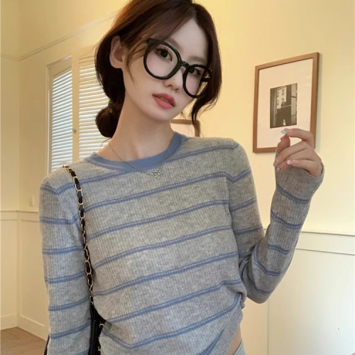Striped contrasting color round neck straight shoulder long sleeve knit sweater T-shirt for women for autumn design