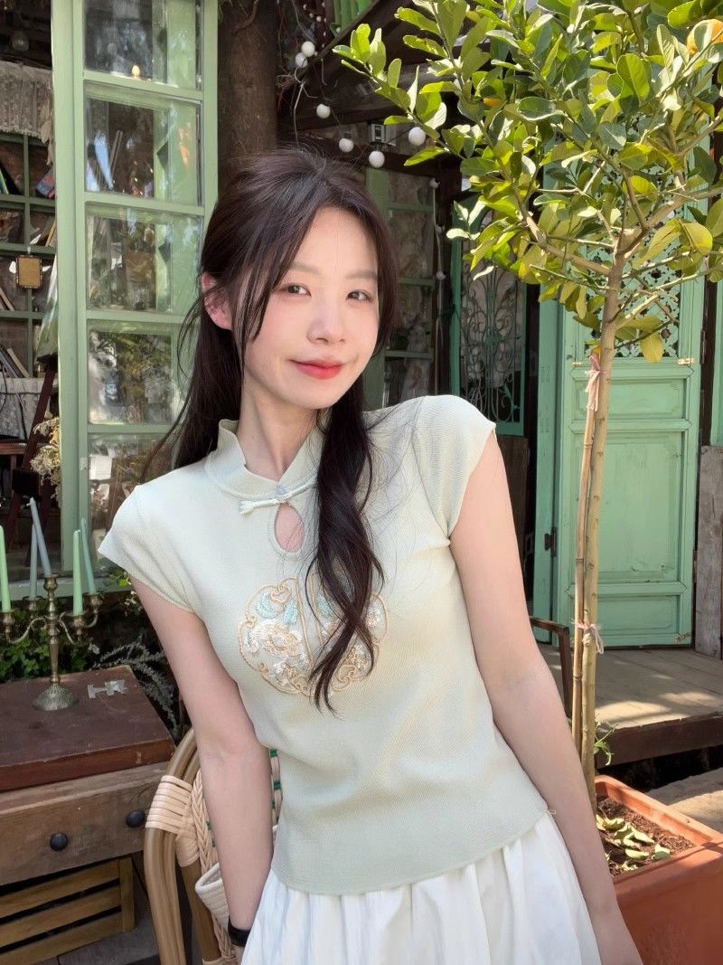 New Chinese style embroidered hollow short-sleeved T-shirt for women in summer new stand-up collar button-up temperament short knitted top