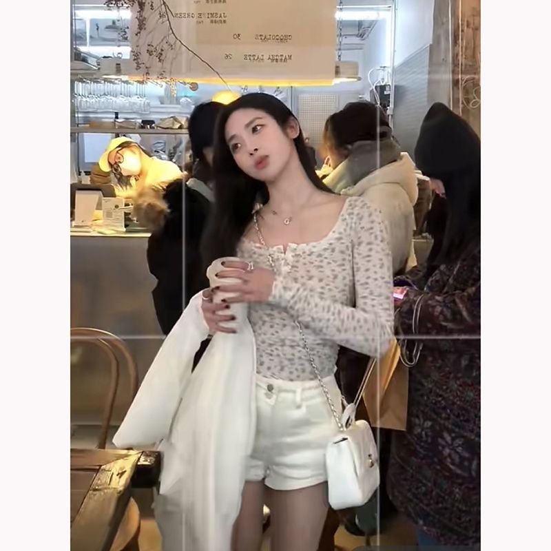Pure and lustful hot girl floral button V-neck long-sleeved top spring and summer new slim niche base shirt