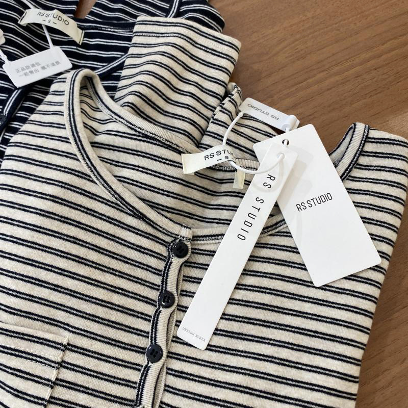 RS home quality!  Comfortable BI eyes~ Spring style covers flesh and looks slim round neck striped long sleeve base T-shirt for women