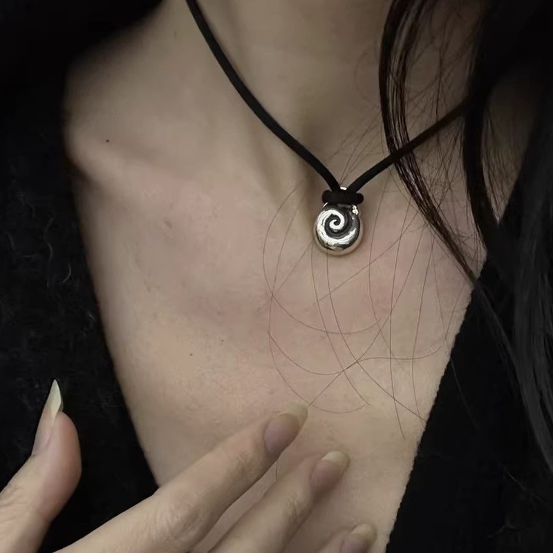 Fashionable and versatile Nautilus necklace jewelry high-end sweater chain women's retro niche collarbone chain spring and summer new style