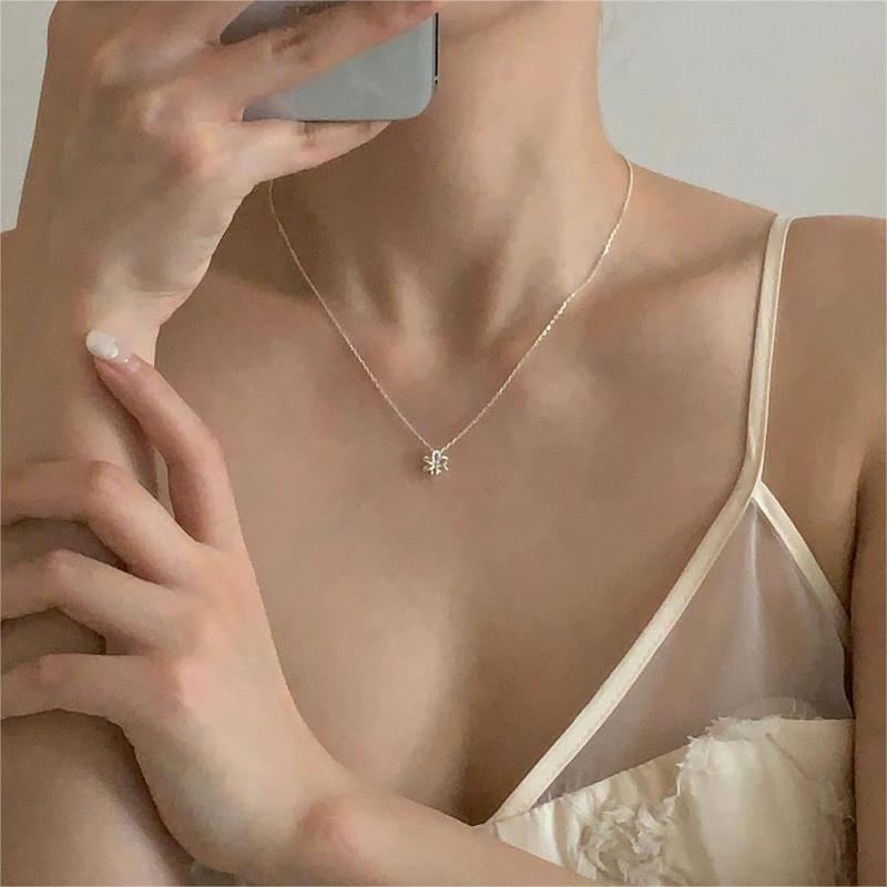 Fan Zhiqiao Korean version of 925 sterling silver small flower necklace simple temperament ins internet celebrity little red book necklace