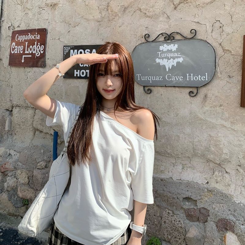 In summer, Zhang Jingyi's same style as slanted neck off-shoulder short-sleeved T-shirt for women's pure desire style one-length collar covering flesh white solid color top