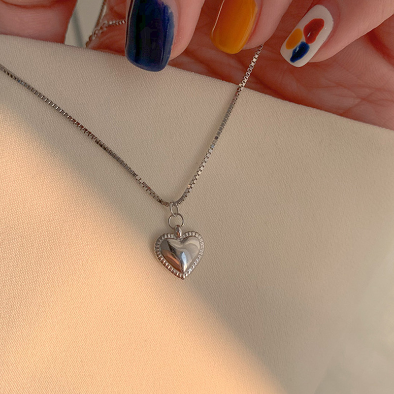 Japanese and Korean ins niche simple lace three-dimensional love necklace, temperament light luxury heart-shaped pendant box chain clavicle chain