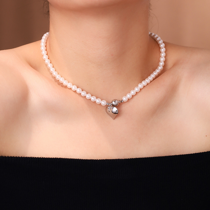 Niche temperament accessories magnetic buckle three-dimensional love pearl necklace personality light luxury four-season collarbone chain women