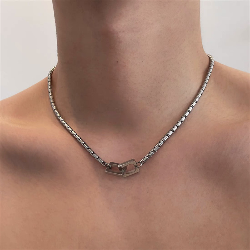Minimalist square ring interlocking necklace for men's trendy titanium steel without fading niche versatile retro high-end fashion clavicle chain