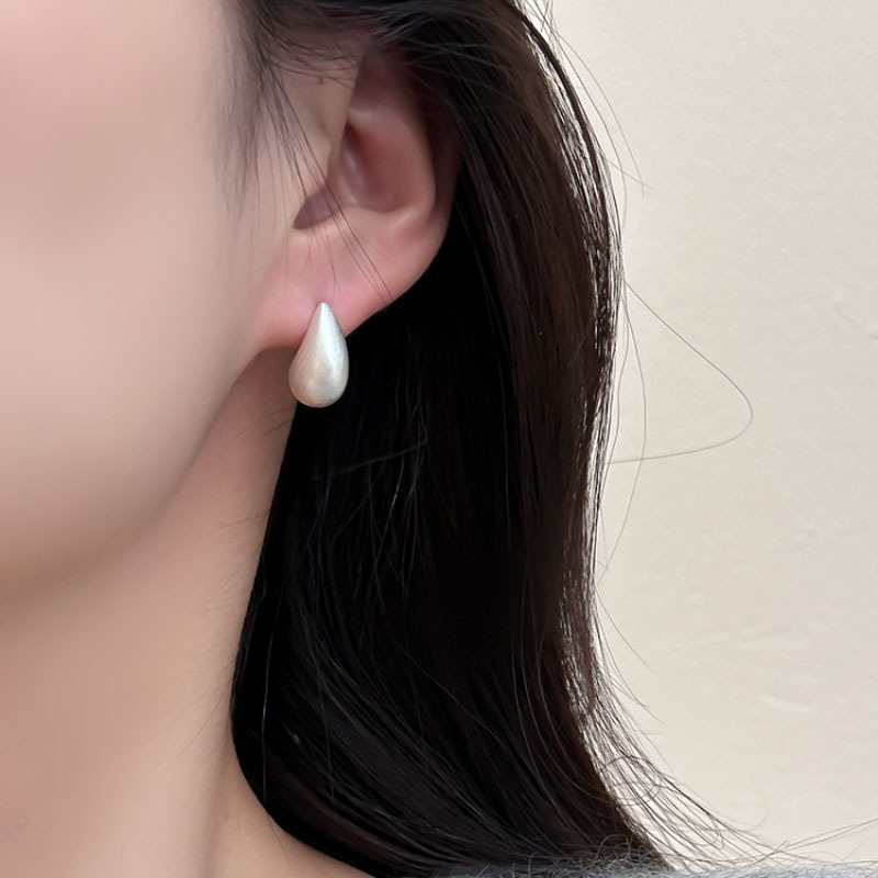 Niche design metal brushed small water drop Doudou earrings for women with high-end temperament fashionable earrings short ear accessories