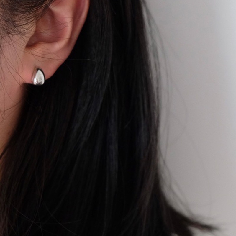 French light luxury water drop glossy earrings small simple high-end earrings niche design fashionable versatile earrings trendy