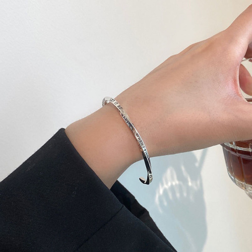 925 sterling silver high-end feel English twisted bracelet for women ins niche design simple light luxury cold style