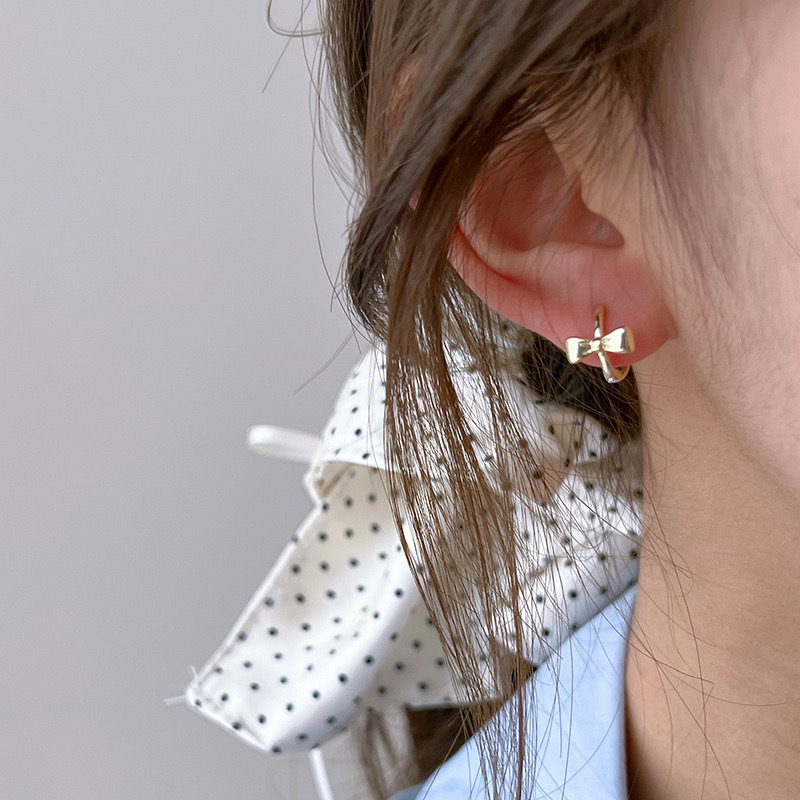 Glossy bow ear buckle simple, small, cute and sweet girl with exquisite temperament and versatile ear piercing earrings for women