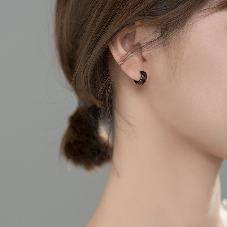 s925 silver temperament black round ear buckle men and women Korean version simple gloss wide geometric earrings earrings