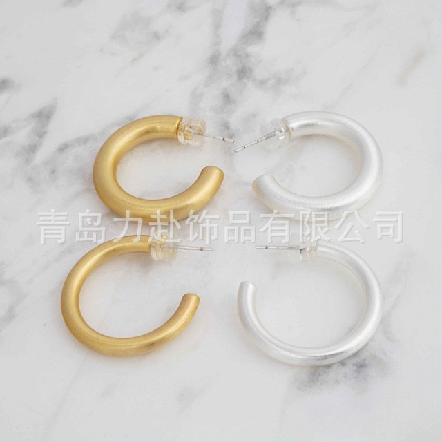 Niche design high-end C-shaped metal brushed earrings 925 silver needle hoop earrings