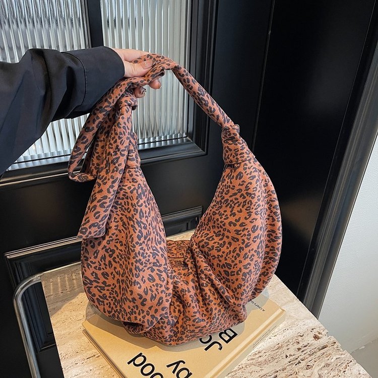 Ins trendy leopard print dumpling bag for women in autumn and winter new fashion large capacity shoulder bag for work commuting women's bag