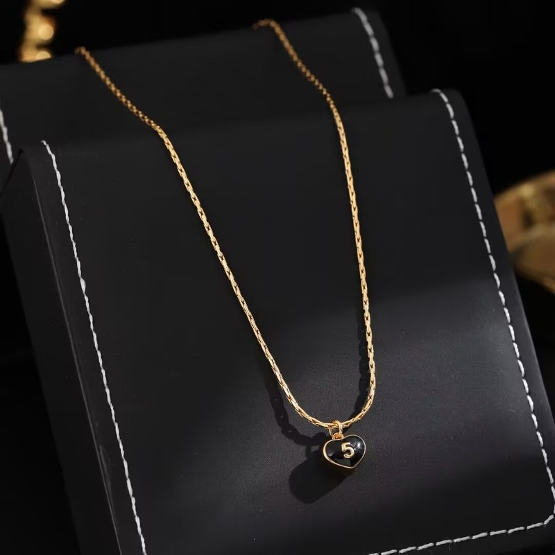 High-version Real Gold Electroplating Xiaoxiang Spade Heart Love Slightly Flash Necklace for Women Spring and Summer Fashion Retro Clavicle Necklace
