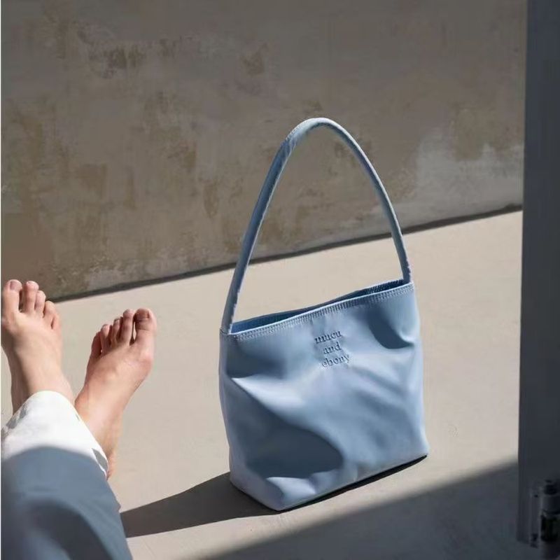 Korean mucu and ebony new bucket bag for women simple casual and versatile hand armpit bag