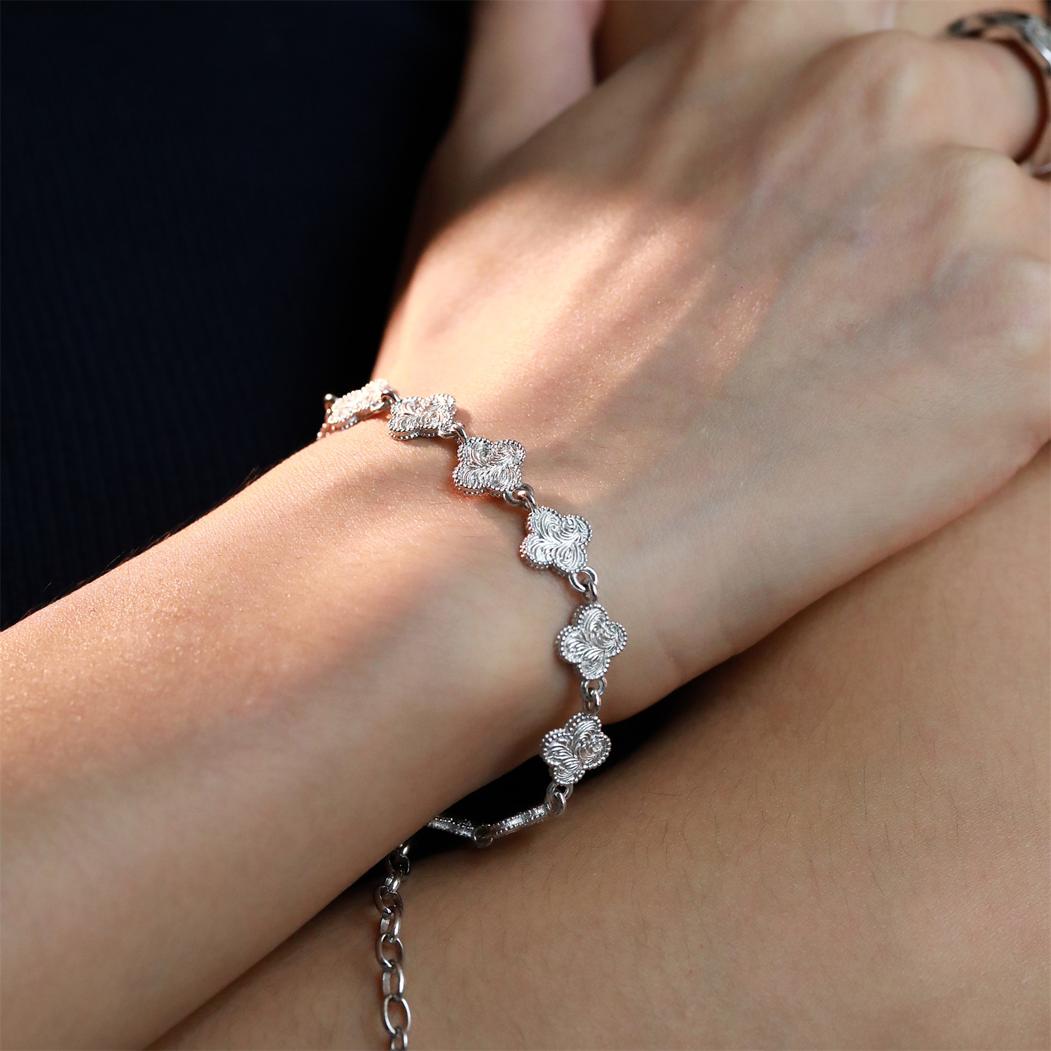Cross-border hot-selling Tangcao Flower Four-leaf Crocodile Bracelet Women's Ins Style Niche Design High-end Hot-Selling Accessories Wholesale