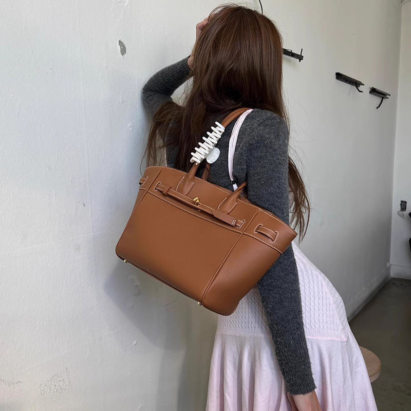 New European and American casual large capacity trendy women's bags fashionable retro autumn and winter commuting travel bags one-shoulder tote bags