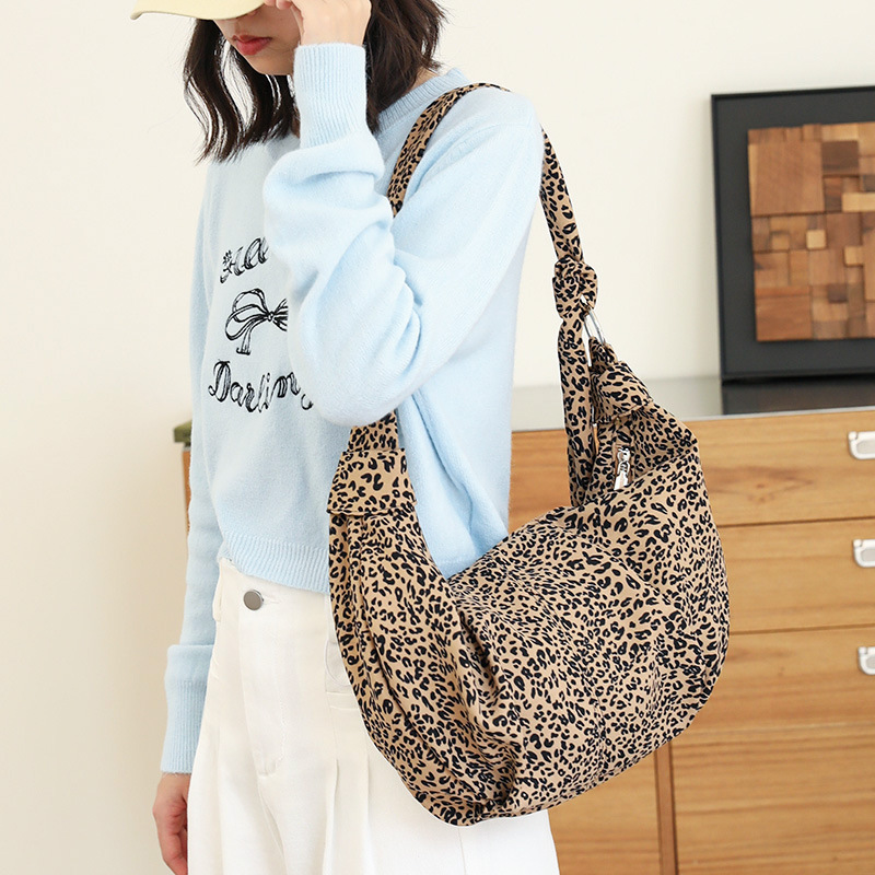 Japanese casual literary canvas dumpling bag ins fashion leopard print shoulder women's bag internet celebrity knotted pleated crossbody bag