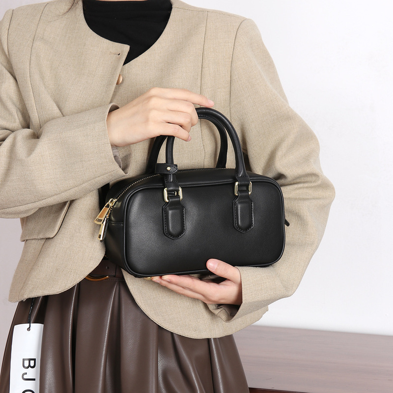 Women's high-end and versatile shoulder bag with large capacity commuting bowling bag niche leather women's bag