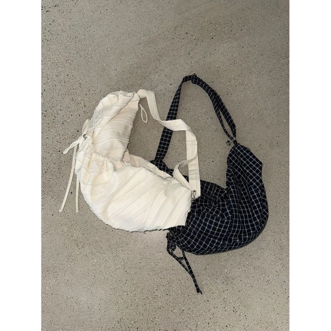 Niche design dumpling bag fashionable commuter tote bag large capacity canvas bag pleated drawstring one-shoulder crossbody bag for women