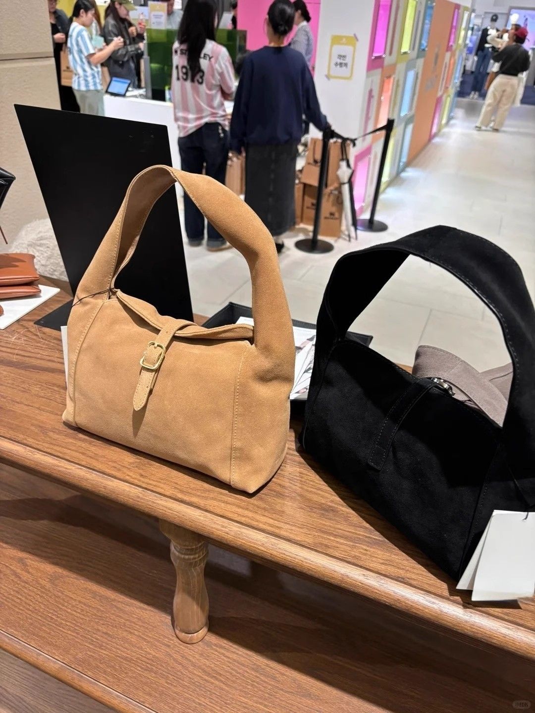 The same niche design of Internet celebrity, fashionable and simple suede buckle underarm bag, autumn and winter commuting versatile handbag