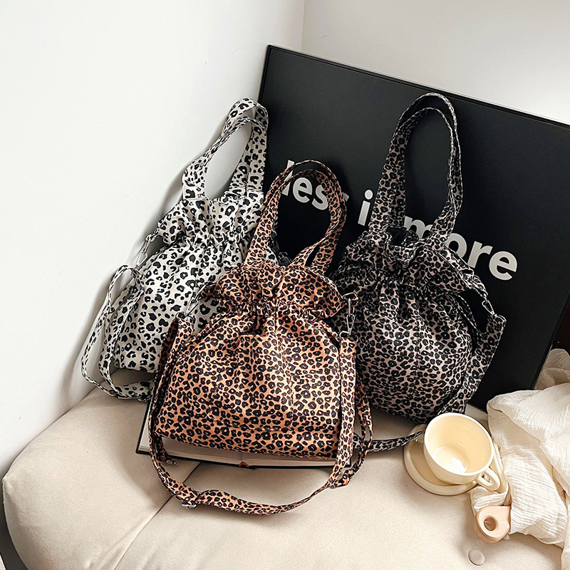 Korean style fashionable leopard print canvas bag new large capacity lazy style crossbody bag drawstring spring and autumn shoulder bag