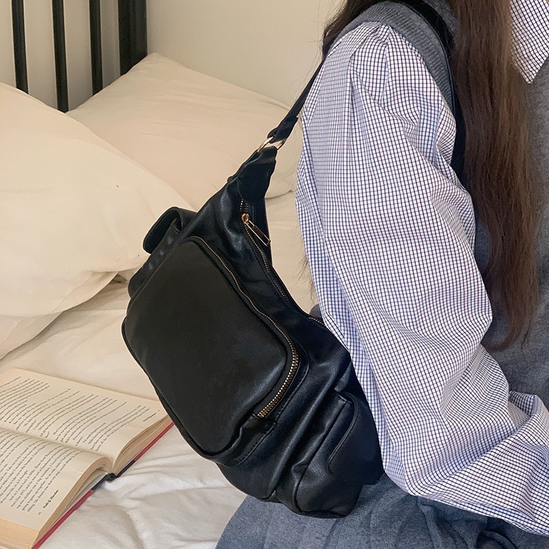 New Korean Ins Hot Girls Niche Black Retro Commuter Underarm Bag One Shoulder Crossbody Punk Locomotive Bag