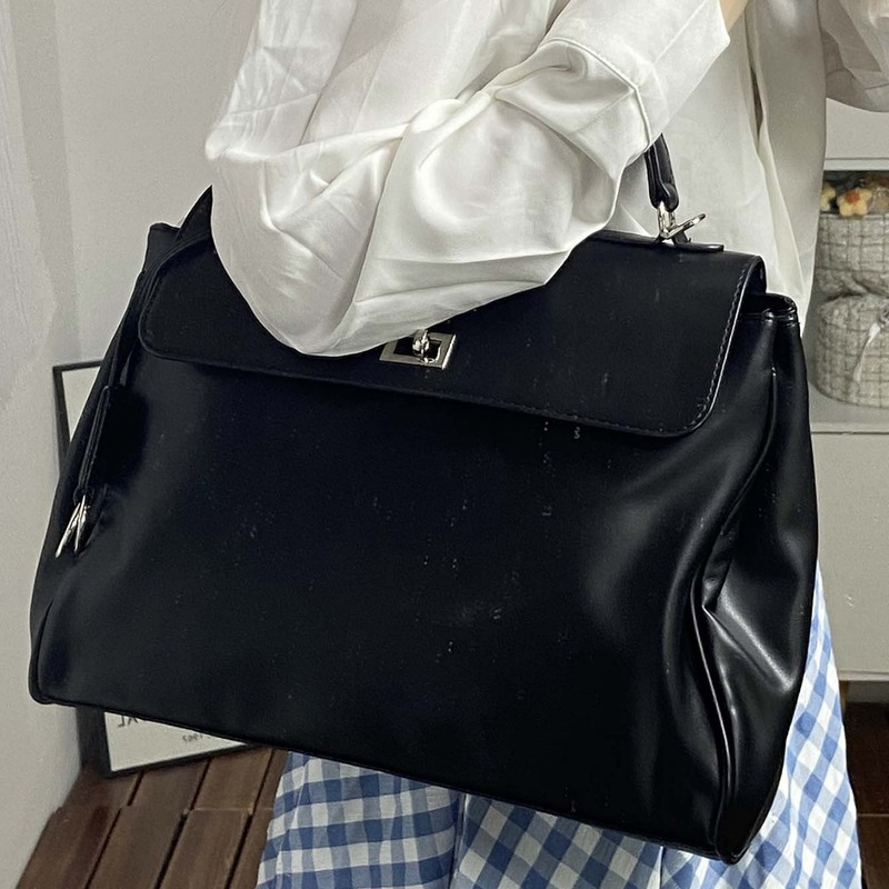 Soft leather black fashionable underarm bag lock hand tote bag large capacity versatile commuter one-shoulder crossbody bag