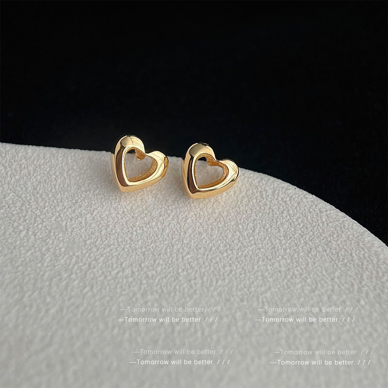 Simple temperament hollowed-heart earrings for women fashion commuting peach heart earrings Korean versatile high-end earrings wholesale