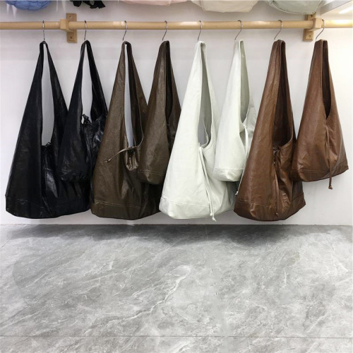 This season Korean niche retro soft leather triangle tote bag versatile worker commuting shoulder bag