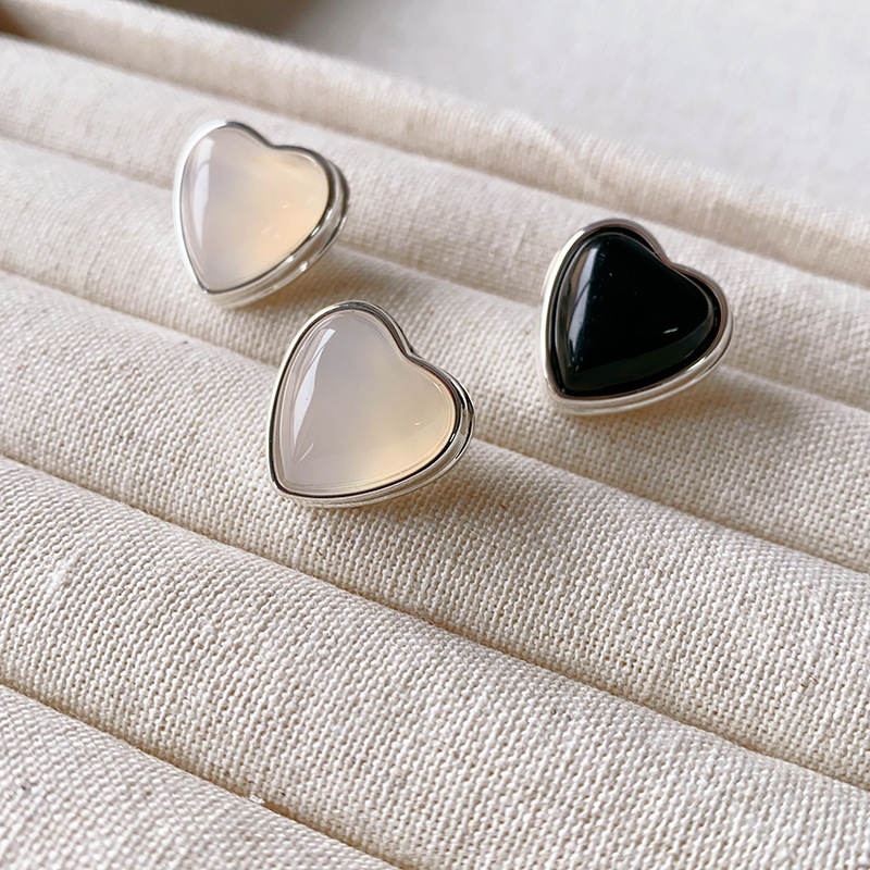 New Japanese and Korean style fashionable copper plated silver heart-shaped inlaid black agate white crystal cold style 925 silver needle earrings