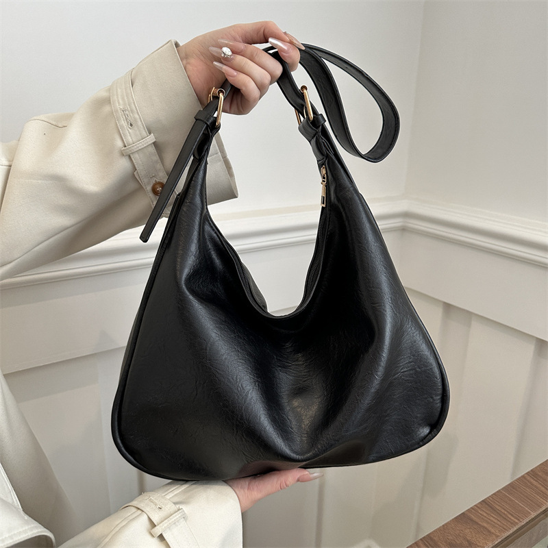 This year's fashionable Korean style textured shoulder bag for women's spring new versatile ins underarm tote bag