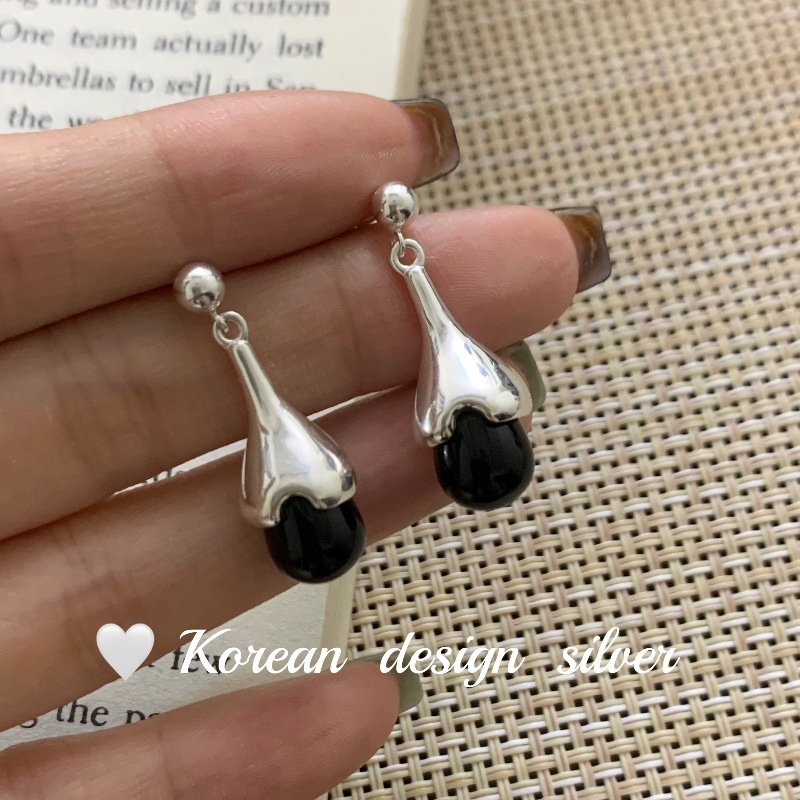 The same ear jewelry for Korean Heavy Industry Ins blogger S925 Sterling Silver Long Thorn Black Earrings Women's Earrings