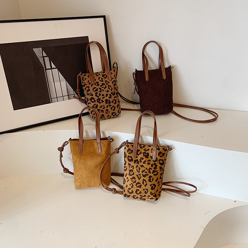 High-end niche design crossbody mobile phone bag for women's autumn and winter new fashionable versatile matte retro handbag