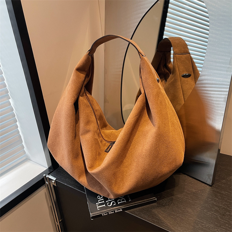 Large capacity matte hand tote bag for women's new autumn and winter fashion casual texture fashionable underarm shoulder bag