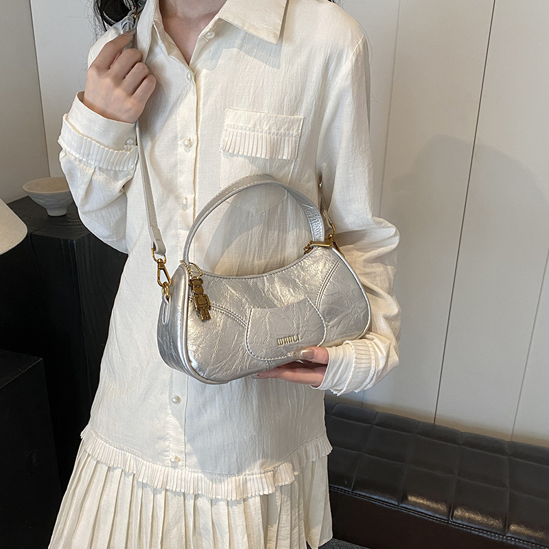 Simple and fashionable slant bag for women with versatile commuting texture niche casual trendy silver handheld underarm bag