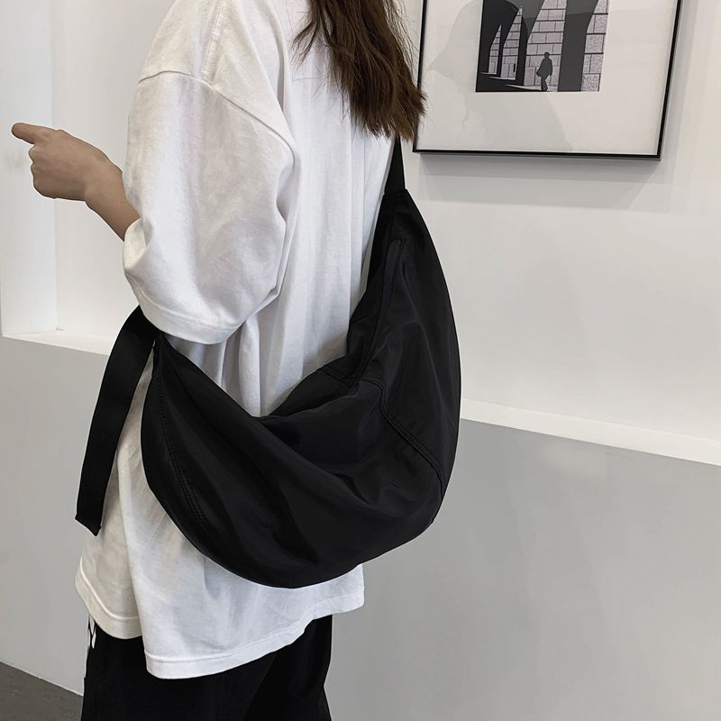 Korean black bag women ins student trendy cool simple nylon waterproof chic light casual dumpling crossbody bag