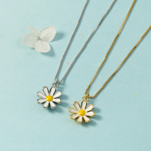 Korean Fashion Oil Drop Small Daisy Pendant Women's Sweet Jewelry Gift Necklace Clamboy Chain Niche Design Gift Girlfriend