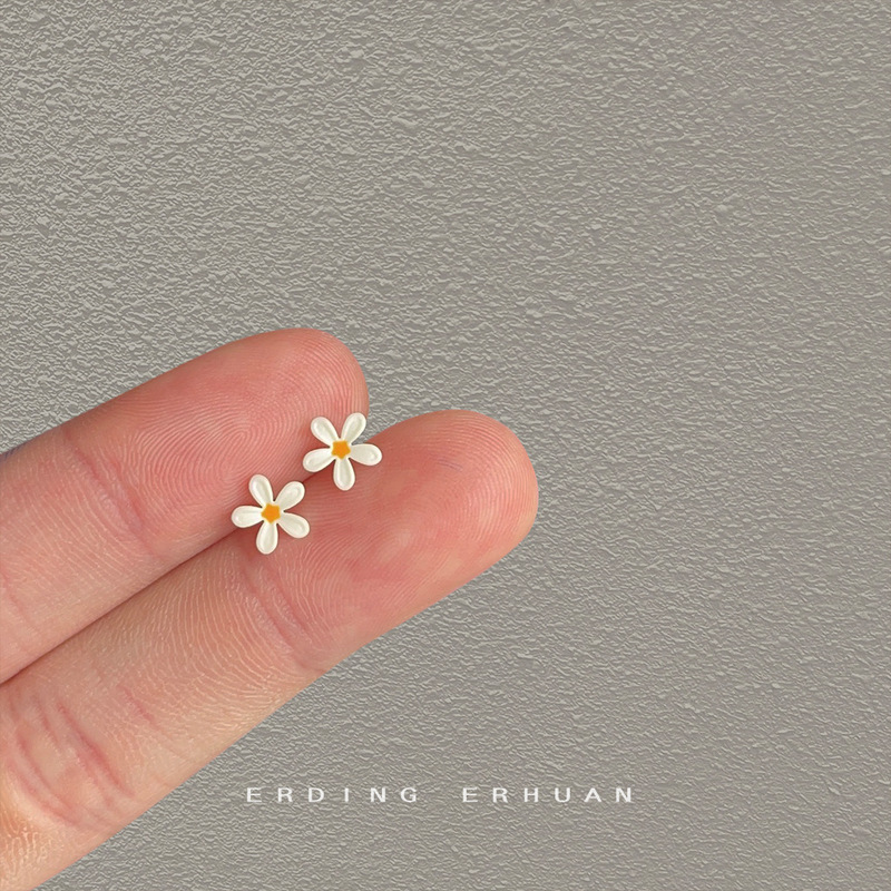 The real thing is very small. Mini version, fresh oil dripping 925 silver needle small flower earrings, simple and sweet earrings factory