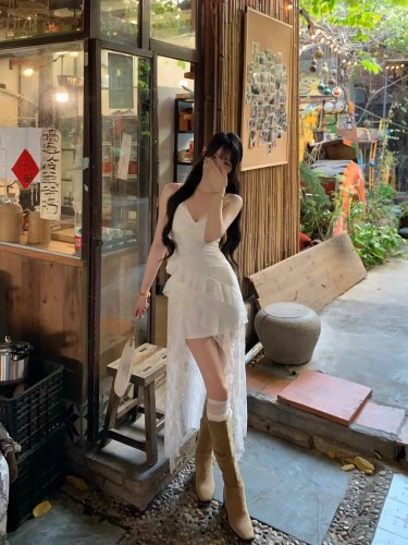 French-style white irregular lace strappy dress for women, summer beach vacation, waist-cinching, slimming, slits, long dress
