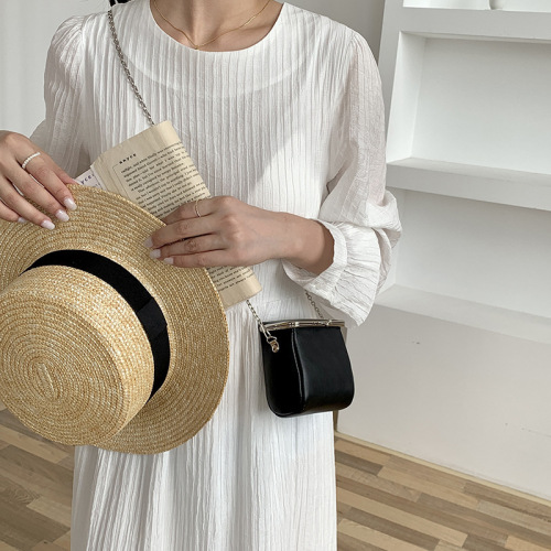 Cute coin wallet fashionable mini crossbody chain bag new niche clip bag versatile lipstick headphone bag